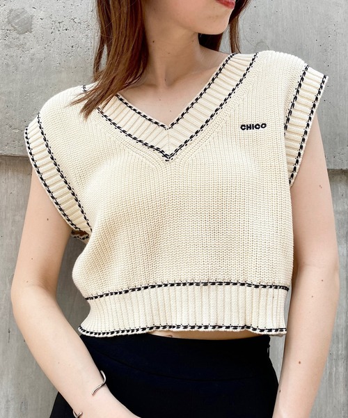 Chico（チコ）の「短丈バイカラーニットベスト（ベスト・レディース・アイボリー/ブラック/ブラック系その他/ホワイト系その他・FREE）」の2枚目の写真