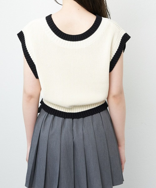 Chico（チコ）の「短丈バイカラーニットベスト（ベスト・レディース・アイボリー/ブラック/ブラック系その他/ホワイト系その他・FREE）」の17枚目の写真