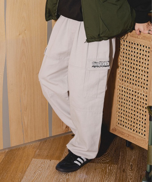 kutir（クティール）の「刺繍入りアソートダブルニーカーゴパンツ