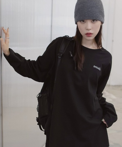 muahmuah(ムーアムーア)の「A'GEM/9 × .kom『muah muah/ムーアムーア』STITCH LOGO LONG SLEEVE T-SHIRT/ステッチロゴ 長袖Tシャツ(Tシャツ/カットソー・レディース・ホワイト/ブラック・FREE)」の2枚目の写真