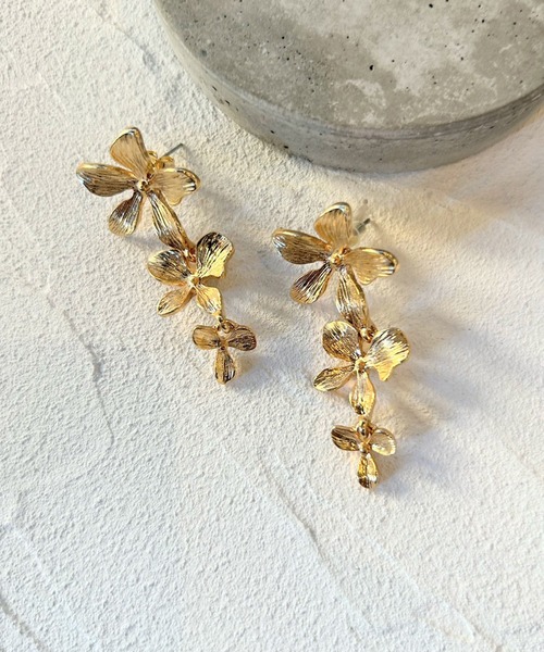 amplis（アンプリス）の「メタリックフラワーピアス/fact pierce（ピアス（両耳用）・レディース・シルバー/イエローゴールド・FREE）」の3枚目の写真