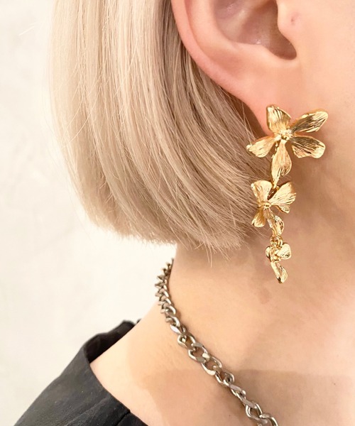 amplis（アンプリス）の「メタリックフラワーピアス/fact pierce（ピアス（両耳用）・レディース・シルバー/イエローゴールド・FREE）」の4枚目の写真