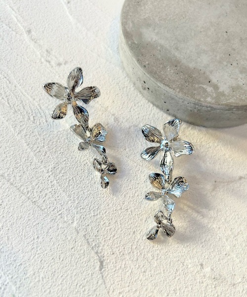 amplis（アンプリス）の「メタリックフラワーピアス/fact pierce（ピアス（両耳用）・レディース・シルバー/イエローゴールド・FREE）」の5枚目の写真