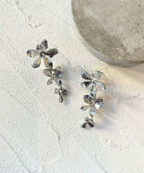 amplis（アンプリス）の「メタリックフラワーピアス/fact pierce（ピアス（両耳用）・レディース・シルバー/イエローゴールド・FREE）」の6枚目の写真