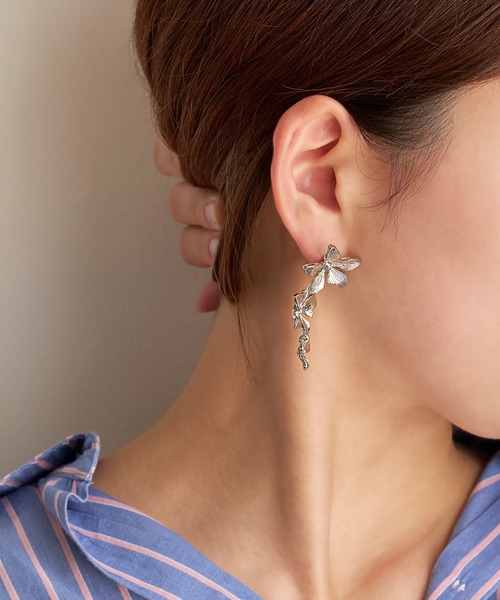 amplis（アンプリス）の「メタリックフラワーピアス/fact pierce（ピアス（両耳用）・レディース・シルバー/イエローゴールド・FREE）」の7枚目の写真