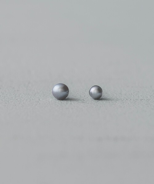 and cloud(アンドクラウド)の「Pearl Asymmetry Pierce(ピアス(両耳用)・レディース・ブラック/シルバー・FREE)」の3枚目の写真