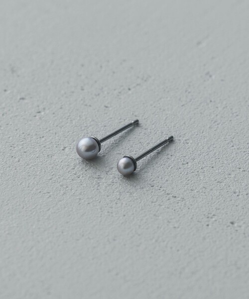 and cloud(アンドクラウド)の「Pearl Asymmetry Pierce(ピアス(両耳用)・レディース・ブラック/シルバー・FREE)」の4枚目の写真
