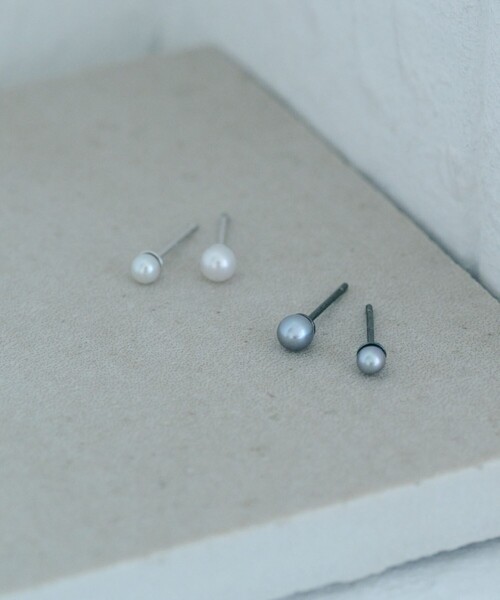 and cloud(アンドクラウド)の「Pearl Asymmetry Pierce(ピアス(両耳用)・レディース・ブラック/シルバー・FREE)」の2枚目の写真