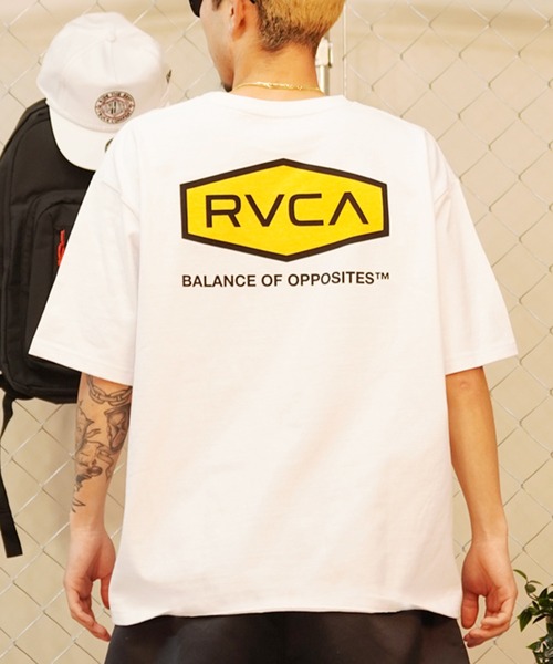 RVCA（ルーカ）の「RVCA/ルーカ バックプリントTシャツ ロゴTee オーバーサイズ BE041-225（Tシャツ/カットソー・メンズ・グレー/カーキ/ホワイト/スミクロ・L/M/S）」の2枚目の写真