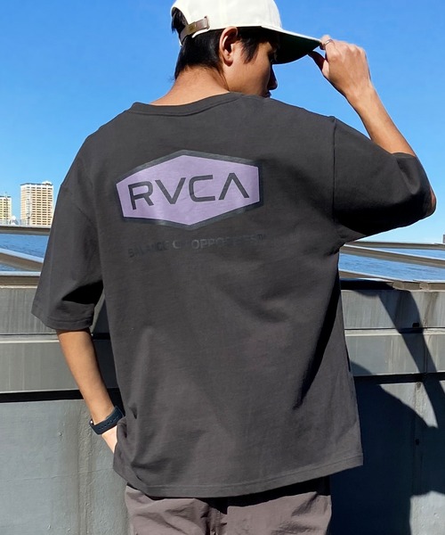 RVCA（ルーカ）の「RVCA/ルーカ バックプリントTシャツ ロゴTee オーバーサイズ BE041-225（Tシャツ/カットソー・メンズ・グレー/カーキ/ホワイト/スミクロ・L/M/S）」の3枚目の写真