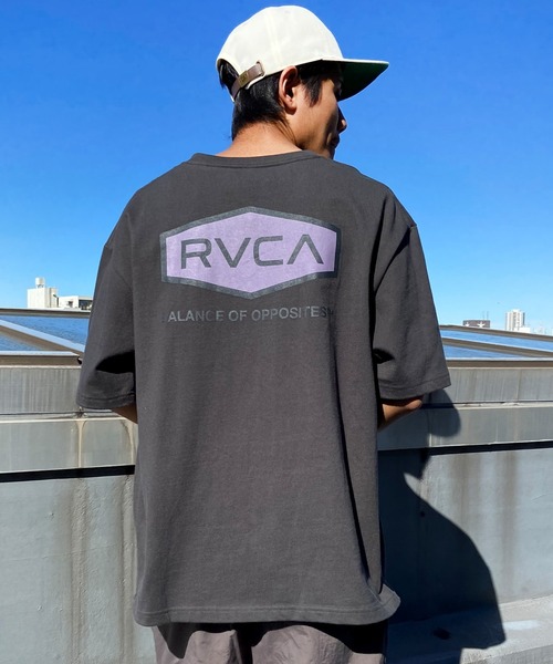 RVCA（ルーカ）の「RVCA/ルーカ バックプリントTシャツ ロゴTee オーバーサイズ BE041-225（Tシャツ/カットソー・メンズ・グレー/カーキ/ホワイト/スミクロ・L/M/S）」の6枚目の写真