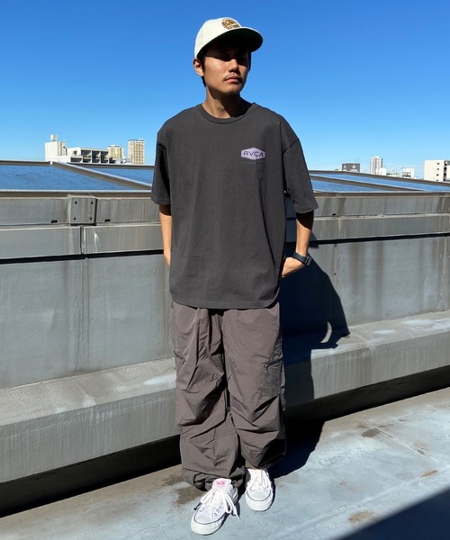 RVCA（ルーカ）の「RVCA/ルーカ バックプリントTシャツ ロゴTee オーバーサイズ BE041-225（Tシャツ/カットソー・メンズ・グレー/カーキ/ホワイト/スミクロ・L/M/S）」の7枚目の写真