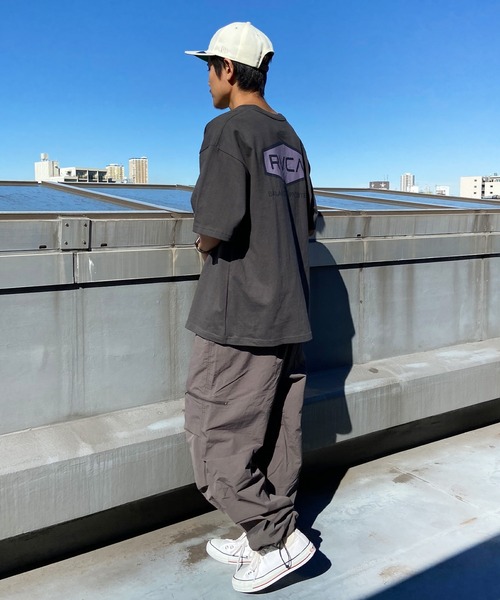 RVCA（ルーカ）の「RVCA/ルーカ バックプリントTシャツ ロゴTee オーバーサイズ BE041-225（Tシャツ/カットソー・メンズ・グレー/カーキ/ホワイト/スミクロ・L/M/S）」の8枚目の写真