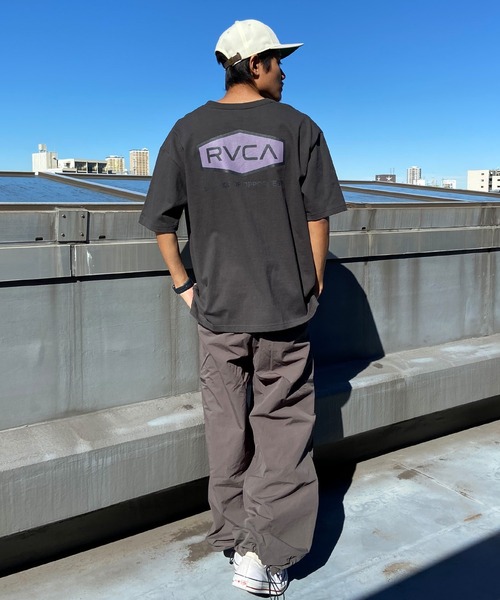 RVCA（ルーカ）の「RVCA/ルーカ バックプリントTシャツ ロゴTee オーバーサイズ BE041-225（Tシャツ/カットソー・メンズ・グレー/カーキ/ホワイト/スミクロ・L/M/S）」の9枚目の写真