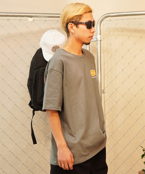 RVCA（ルーカ）の「RVCA/ルーカ バックプリントTシャツ ロゴTee オーバーサイズ BE041-225（Tシャツ/カットソー・メンズ・グレー/カーキ/ホワイト/スミクロ・L/M/S）」の14枚目の写真