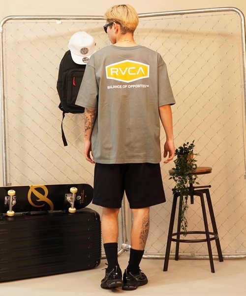 RVCA（ルーカ）の「RVCA/ルーカ バックプリントTシャツ ロゴTee オーバーサイズ BE041-225（Tシャツ/カットソー・メンズ・グレー/カーキ/ホワイト/スミクロ・L/M/S）」の17枚目の写真
