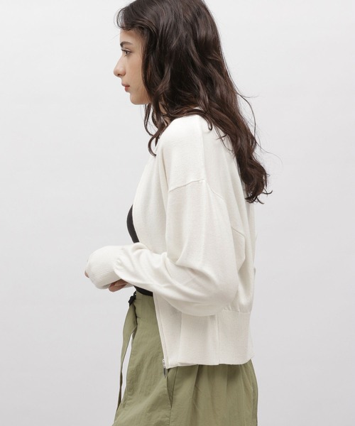 LAKOLE（ラコレ）の「12ゲージZIPショートカーディガン / 103590（カーディガン/ボレロ・レディース・ブラック/ライトブルー/グレー/アイボリー・SMALL/MEDIUM）」の9枚目の写真