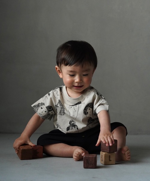 MAKE YOUR DAY（メイクユアデイ）の「いろんな顔総柄半袖Tシャツ■80～140cm（Tシャツ/カットソー・キッズ・ベージュ/チャコールグレー/オフホワイト・80/90/100/110/120/130/140）」の4枚目の写真