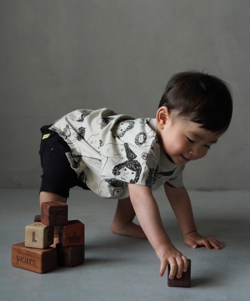 MAKE YOUR DAY（メイクユアデイ）の「いろんな顔総柄半袖Tシャツ■80～140cm（Tシャツ/カットソー・キッズ・ベージュ/チャコールグレー/オフホワイト・80/90/100/110/120/130/140）」の5枚目の写真