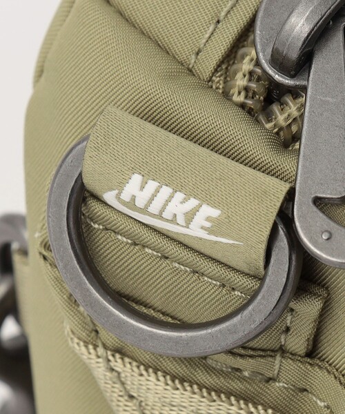 NIKE(ナイキ)の「<NIKE>ウィメンズ フューチュラ クロスボディバッグ/1L(ショルダーバッグ・レディース・オリーブ/ブラック・FREE)」の4枚目の写真