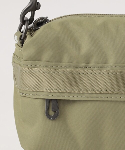 NIKE(ナイキ)の「<NIKE>ウィメンズ フューチュラ クロスボディバッグ/1L(ショルダーバッグ・レディース・オリーブ/ブラック・FREE)」の6枚目の写真