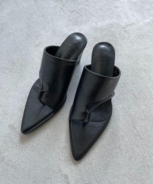 Anndemeurmester ブラックレザー ポインテッド サンダル Anndemeurmester ブラックレザー ポインテッド サンダル