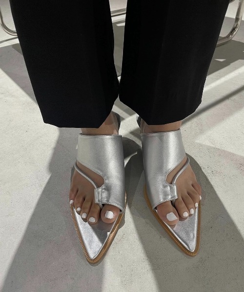 AIC.（エーアイシー）の「カットアウトポインテッドトゥーサンダル（サンダル・レディース・シルバー/ブラック/その他・SMALL/MEDIUM/LARGE）」の12枚目の写真