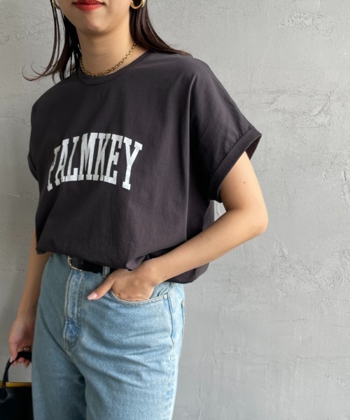 MICA&DEAL（マイカ＆ディール）の「[MICA&DEAL/マイカアンドディール] 別注 PALMKEY ロゴプリントTシャツ（Tシャツ/カットソー・レディース・チャコール/ホワイト/グレイッシュベージュ・F）」の3枚目の写真