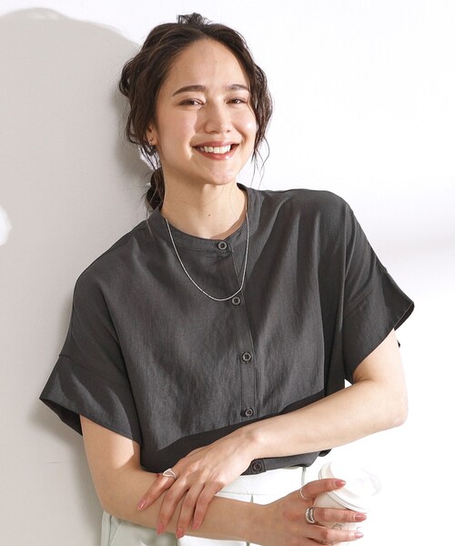 DRESKIP(ドレスキップ)の「◆【無理せずキレイ】バンドカラーブラウス(シャツ/ブラウス・レディース・グリーン系/チャコールグレー/ライトベージュ/カーキ・00)」の2枚目の写真