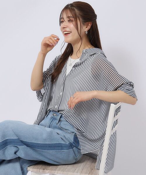 Cutie Blonde（キューティーブロンド）の「◆【洗える】さらりと羽織れる ポンチョ風 シアーシャツ（シャツ/ブラウス・レディース・グリーン/ネイビー系2/ホワイト系その他2/ホワイト系/ブラック・00）」の5枚目の写真