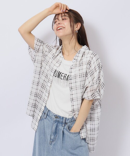 Cutie Blonde（キューティーブロンド）の「◆【洗える】さらりと羽織れる ポンチョ風 シアーシャツ（シャツ/ブラウス・レディース・グリーン/ネイビー系2/ホワイト系その他2/ホワイト系/ブラック・00）」の2枚目の写真