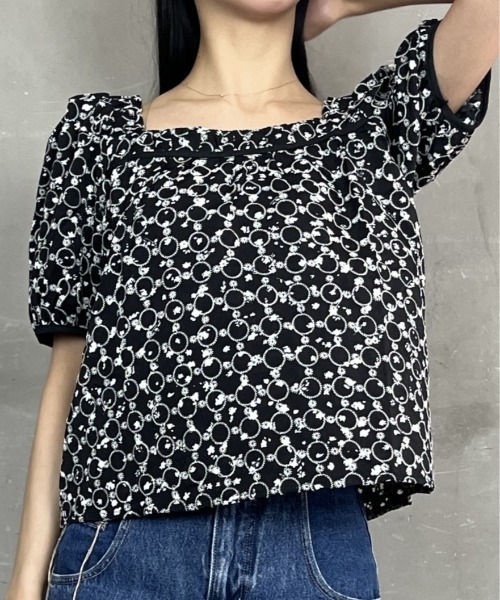 tolene(トレネ)の「アイレット刺繍バックリボンパフスリーブレースブラウス(シャツ/ブラウス・レディース・ブラック/ホワイト・FREE)」の1枚目の写真
