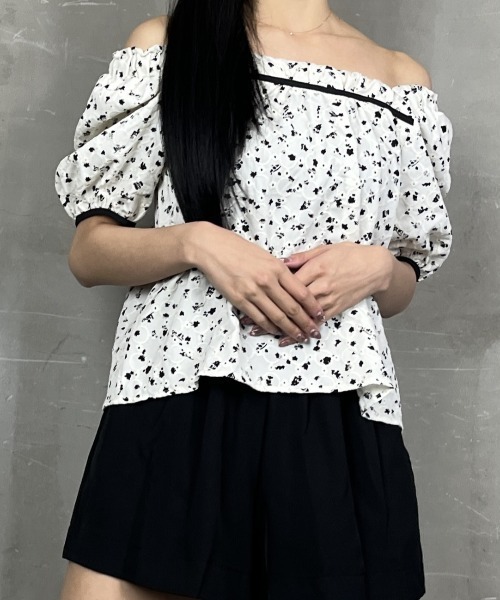 tolene(トレネ)の「アイレット刺繍バックリボンパフスリーブレースブラウス(シャツ/ブラウス・レディース・ブラック/ホワイト・FREE)」の4枚目の写真