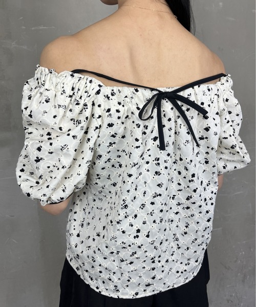 tolene(トレネ)の「アイレット刺繍バックリボンパフスリーブレースブラウス(シャツ/ブラウス・レディース・ブラック/ホワイト・FREE)」の5枚目の写真