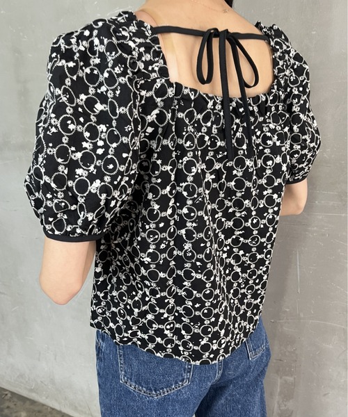 tolene(トレネ)の「アイレット刺繍バックリボンパフスリーブレースブラウス(シャツ/ブラウス・レディース・ブラック/ホワイト・FREE)」の3枚目の写真
