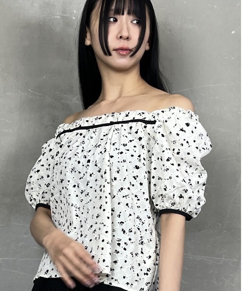 tolene(トレネ)の「アイレット刺繍バックリボンパフスリーブレースブラウス(シャツ/ブラウス・レディース・ブラック/ホワイト・FREE)」の10枚目の写真