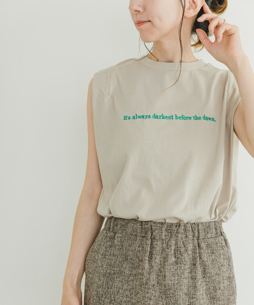 ITEMS URBANRESEARCH（アイテムズ アーバンリサーチ）の「ショルダータックロゴTシャツ（Tシャツ/カットソー・レディース・グレー系その他/チャコールグレー/ホワイト/オレンジ・FREE）」の4枚目の写真