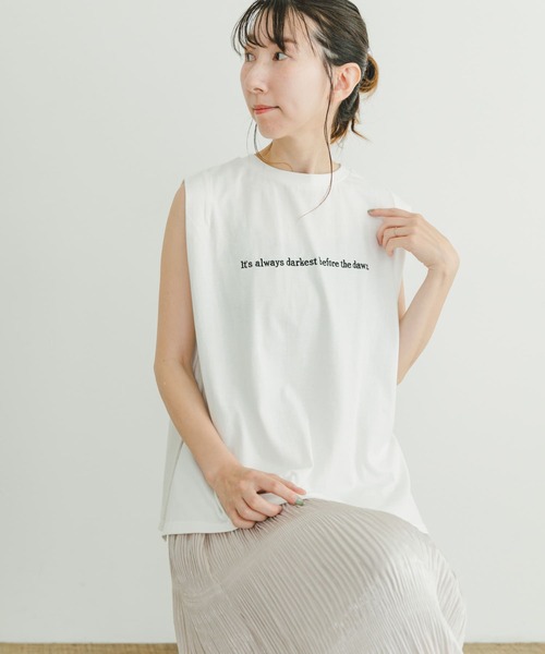 ITEMS URBANRESEARCH（アイテムズ アーバンリサーチ）の「ショルダータックロゴTシャツ（Tシャツ/カットソー・レディース・グレー系その他/チャコールグレー/ホワイト/オレンジ・FREE）」の2枚目の写真