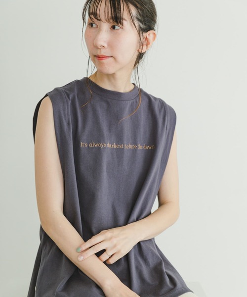 ITEMS URBANRESEARCH（アイテムズ アーバンリサーチ）の「ショルダータックロゴTシャツ（Tシャツ/カットソー・レディース・グレー系その他/チャコールグレー/ホワイト/オレンジ・FREE）」の3枚目の写真
