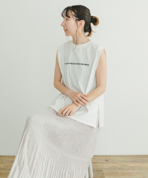 ITEMS URBANRESEARCH（アイテムズ アーバンリサーチ）の「ショルダータックロゴTシャツ（Tシャツ/カットソー・レディース・グレー系その他/チャコールグレー/ホワイト/オレンジ・FREE）」の5枚目の写真