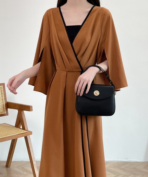 ECLIN(エクラン)の「フレアスリーブスリット配色パイピングカシュクールワンピース(ワンピース・レディース・ブラック/ブラウン/グリーン・M/L)」の1枚目の写真