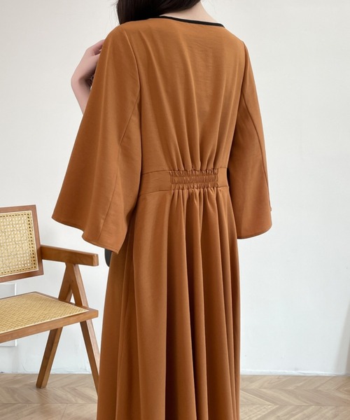ECLIN(エクラン)の「フレアスリーブスリット配色パイピングカシュクールワンピース(ワンピース・レディース・ブラック/ブラウン/グリーン・M/L)」の7枚目の写真