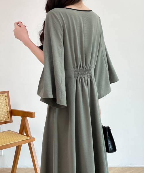 ECLIN(エクラン)の「フレアスリーブスリット配色パイピングカシュクールワンピース(ワンピース・レディース・ブラック/ブラウン/グリーン・M/L)」の8枚目の写真
