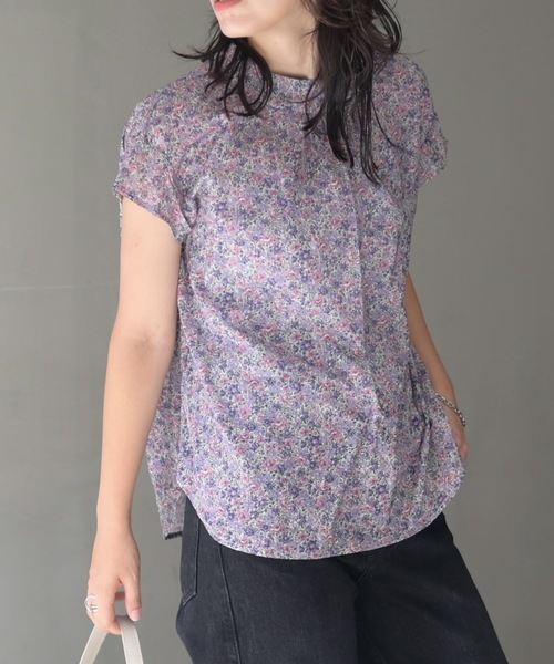 &HALF(アンドハーフ)の「マルチ柄フレンチスリーブブラウス(花柄/ボタニカル柄)(シャツ/ブラウス・レディース・ホワイト系その他/ピンク系その他/ネイビー系/イエロー系その他/グリーン系その他/パープル系その他・M/L)」の4枚目の写真