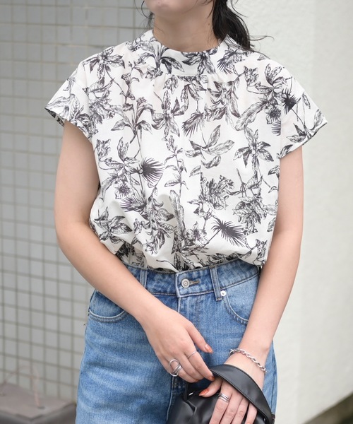 &HALF(アンドハーフ)の「マルチ柄フレンチスリーブブラウス(花柄/ボタニカル柄)(シャツ/ブラウス・レディース・ホワイト系その他/ピンク系その他/ネイビー系/イエロー系その他/グリーン系その他/パープル系その他・M/L)」の12枚目の写真
