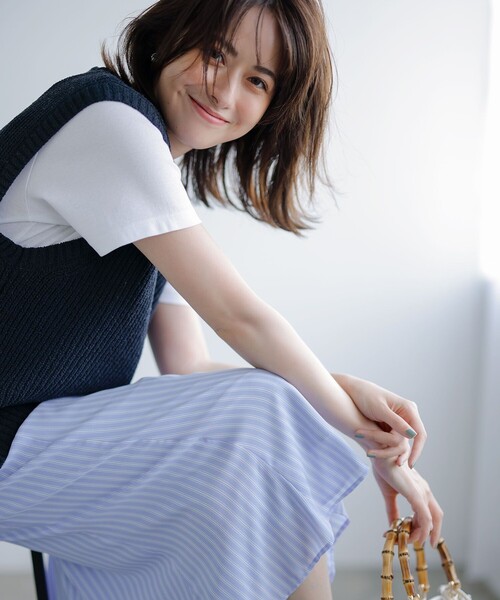 ANY（エニィ）の「Vネックラメニットベスト（ベスト・レディース・ネイビー系1/ベージュ系1・F）」の8枚目の写真