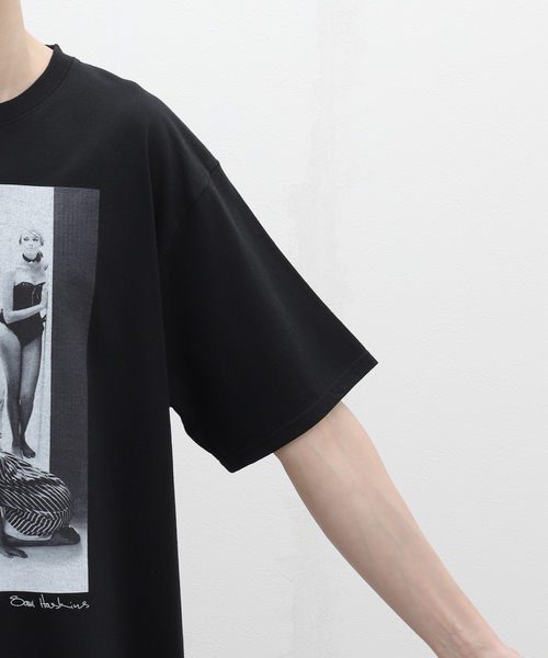 EDIFICE（エディフィス）の「COUTURE D`ADAM × Sam Haskins(クチュール ドアダム×サムハスキンス)  TEE（Tシャツ/カットソー・メンズ・ブラック系その他/ブラック×ブラック/ブラック・40/42）」の10枚目の写真