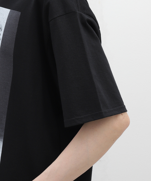 EDIFICE（エディフィス）の「COUTURE D`ADAM × Sam Haskins(クチュール ドアダム×サムハスキンス)  TEE（Tシャツ/カットソー・メンズ・ブラック系その他/ブラック×ブラック/ブラック・40/42）」の11枚目の写真