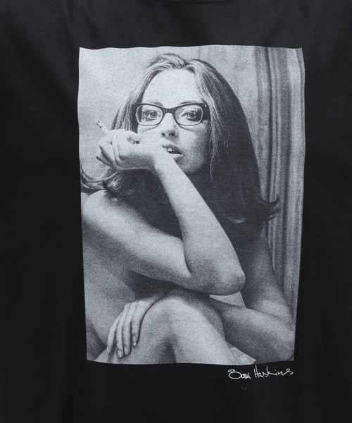 EDIFICE（エディフィス）の「COUTURE D`ADAM × Sam Haskins(クチュール ドアダム×サムハスキンス)  TEE（Tシャツ/カットソー・メンズ・ブラック系その他/ブラック×ブラック/ブラック・40/42）」の14枚目の写真