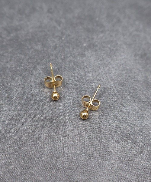 4INT.（フォイント）の「メタルボール スタッドピアス / サージカルステンレス316L (金属アレルギー対応)（ピアス（両耳用）・メンズ・ブラック/シルバー/ゴールド・3/5）」の2枚目の写真